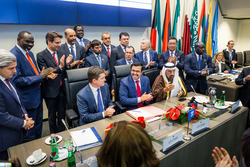 Heads of Delegation signing the Declaration of Cooperation