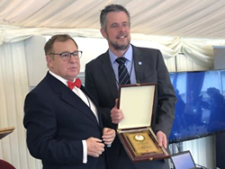 Mr. James Griffin, OPEC's Editor/Speechwriter (r), receives the award on behalf of OPEC Secretary General